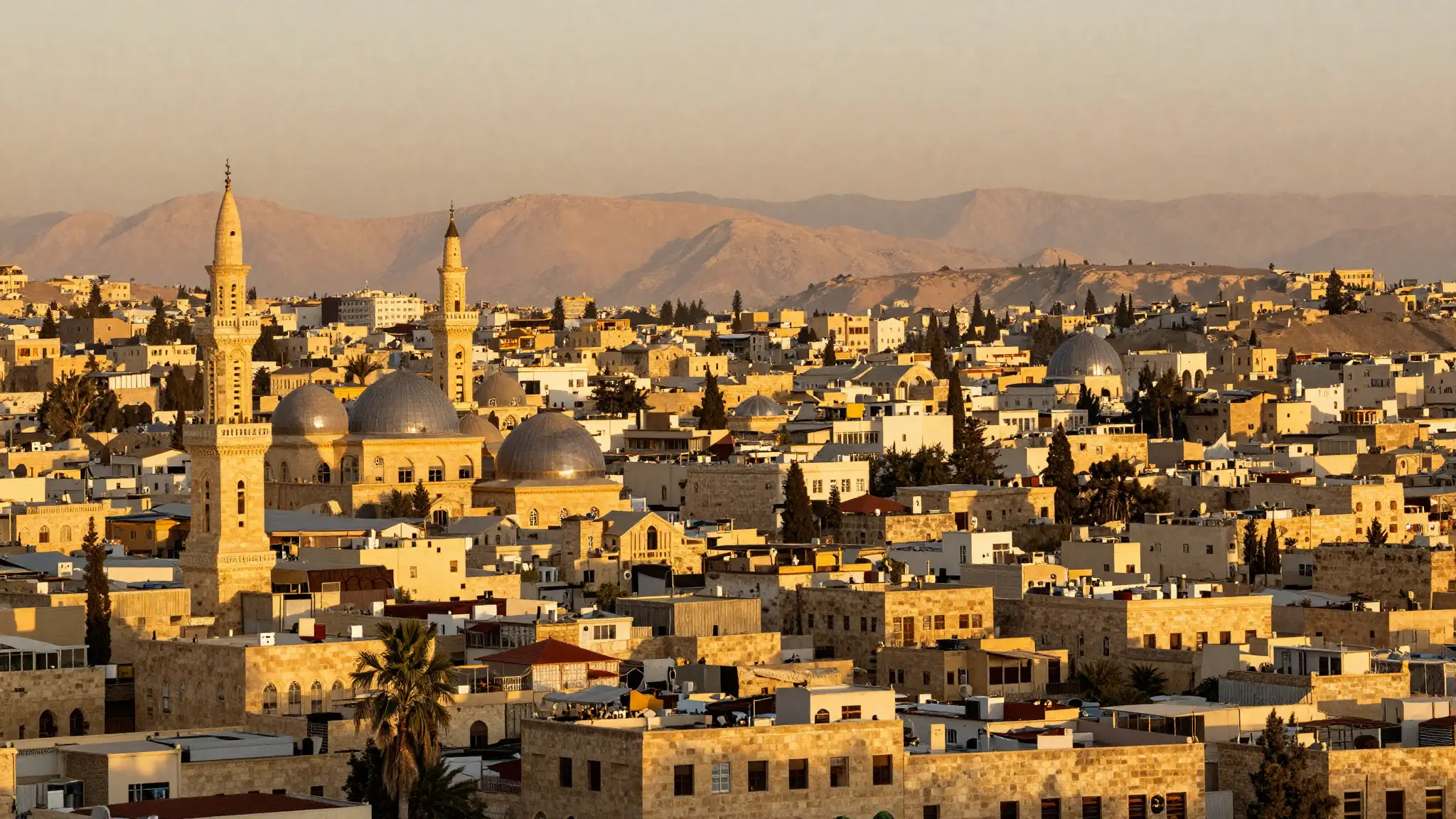 منظرٌ بانوراميٌّ لمدينة دمشق القديمة في بلاد الشام عند الغروب بمآذنها وقبابها وسقوفها الحجرية
